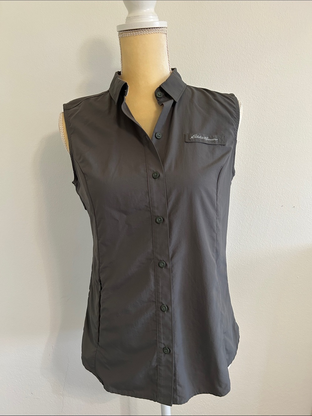Eddie Bauer Women's Sleeveless Button-Down Shirt in Charcoal Gray